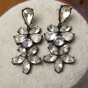 $5 ITEM. Glamorous earrings 🛍. MUST BUNDLE WITH TWO OTHER ITEMS